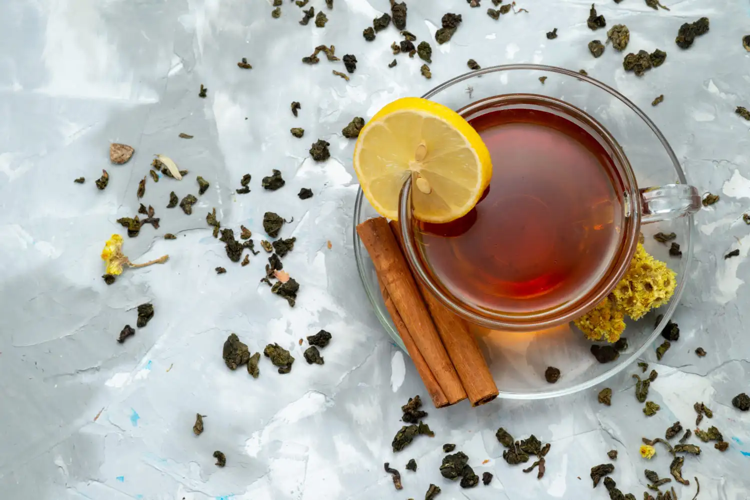 Xícara de chá com canela e limão, ingredientes naturais de queimador de gordura caseiro