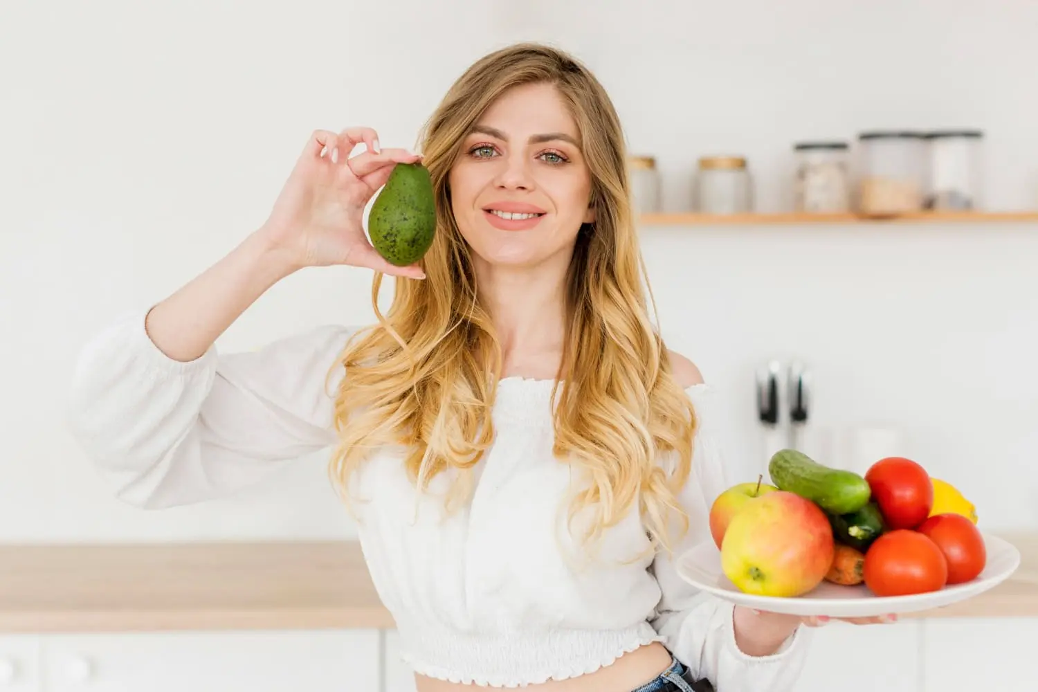 mulher com alimentos inibidores de apetite